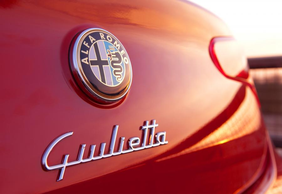 Логотип Alfa Romeo Giulietta 2010 года  (UK) (фото 7 из 67)